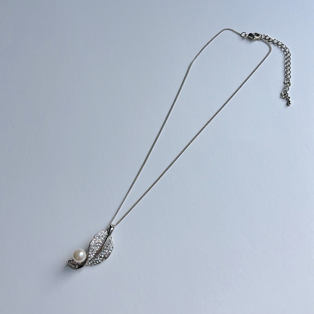 Silver leaf necklace with gemstones and pearl